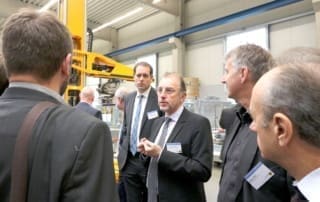 Dr. Thomas Graefenstein erklärt den PARO für Unternehmer in der Werkshalle der roTeg AG beim Arbeitsfrühstück der Wirtschaftsförderung Dortmund