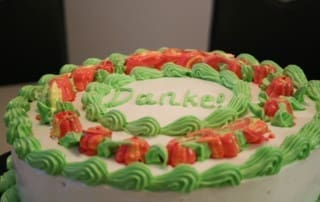 Der Praktikant bei roTeg verabschiedete sich mit einer selbstgemachten Torte